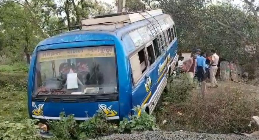 ঘাটালে দুর্ঘটনার কবলে যাত্রীবাহী বাস